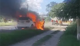 Se incendia veh&iacute;culo en la v&iacute;a corta a Cunduac&aacute;n