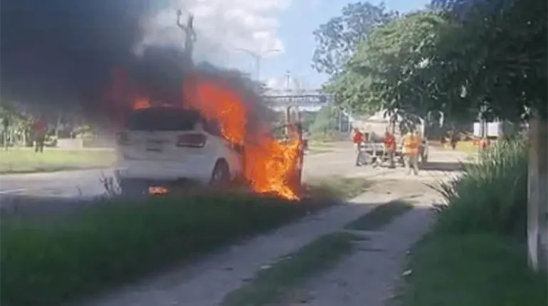 Se incendia veh&iacute;culo en la v&iacute;a corta a Cunduac&aacute;n