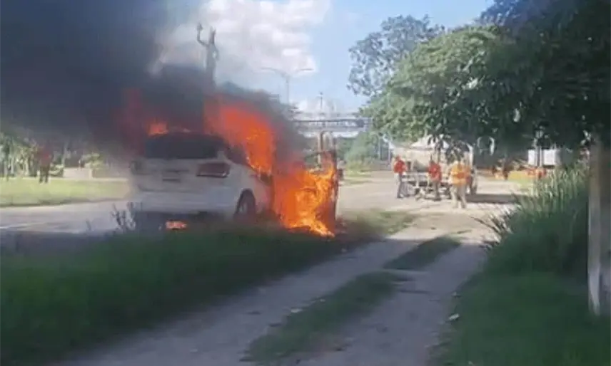 Se incendia vehículo en la vía corta a Cunduacán