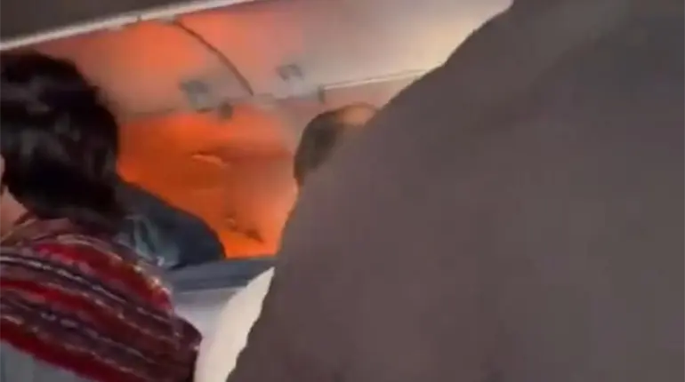 Bater&iacute;a port&aacute;til causa aterrizaje de emergencia tras incendiarse durante un vuelo en la India