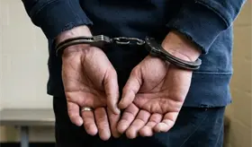 Detienen a hombre por conducir veh&iacute;culo con reporte de robo en Centro