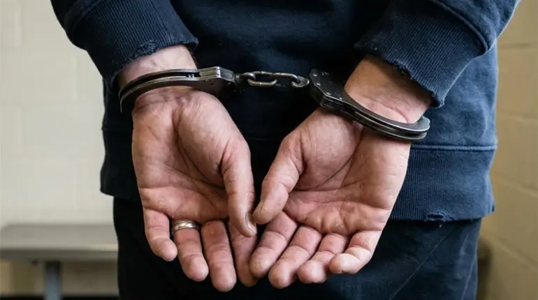Detienen a hombre por conducir veh&iacute;culo con reporte de robo en Centro