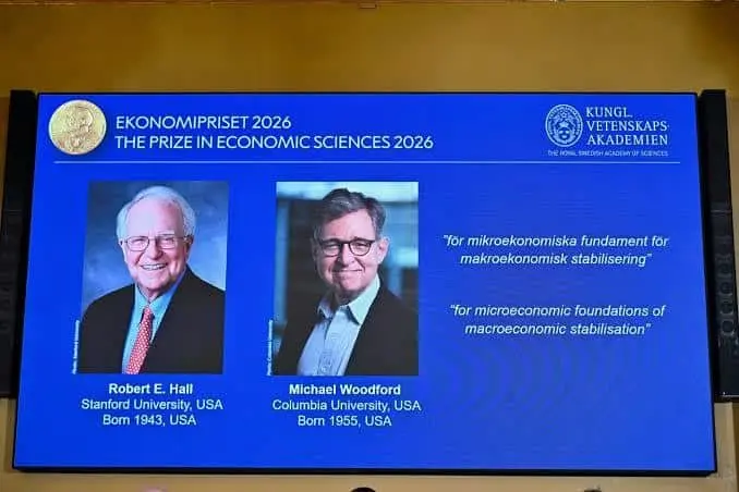 Otorgan Premio Nobel de Economía a los estadounidenses Robert E. Hall y Michael Woodford