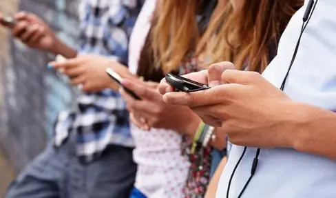 Comisiones unidas del Senado aprueba reforma que proh&iacute;be los celulares en las escuelas
