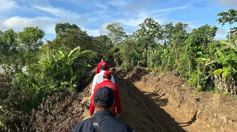 Supervisa edil de Jalapa trabajos de construcci&oacute;n del bordo de contenci&oacute;n en las m&aacute;rgenes del r&iacute;o de la Sierra