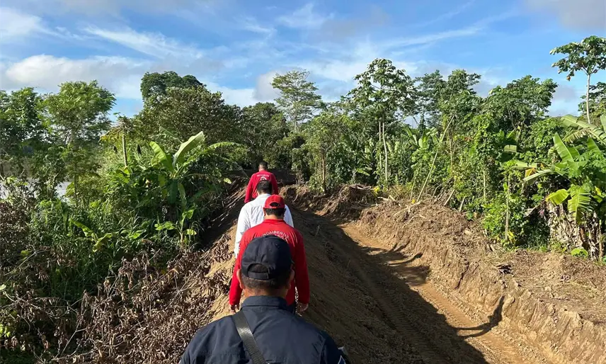 Supervisa edil de Jalapa trabajos de construcción y rehabilitación de bordo de contención en el río La Sierra