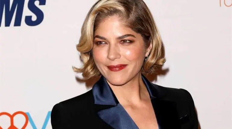 Selma Blair detenida tras intentar abrir puerta de avi&oacute;n