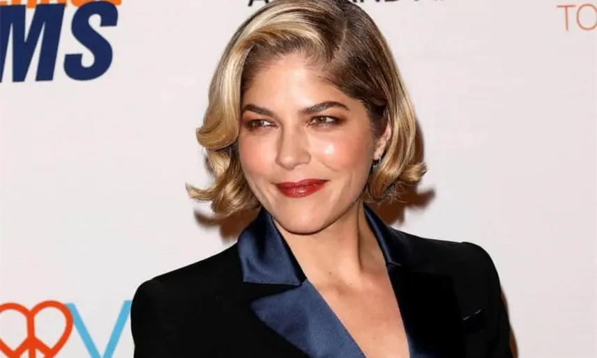Selma Blair detenida tras intentar abrir puerta de avión