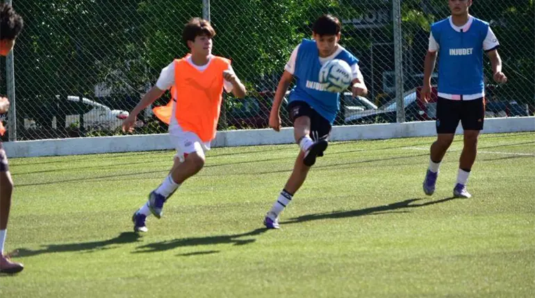 M&aacute;s de 100 futbolistas formaron parte del primer d&iacute;a de las visorias de la FMF en Villahermosa