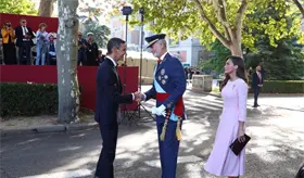 Presidente de Espa&ntilde;a recibe insultos a su llegada al desfile militar del 12 de octubre en Madrid