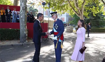 Presidente de Espa&ntilde;a recibe insultos a su llegada al desfile militar del 12 de octubre en Madrid