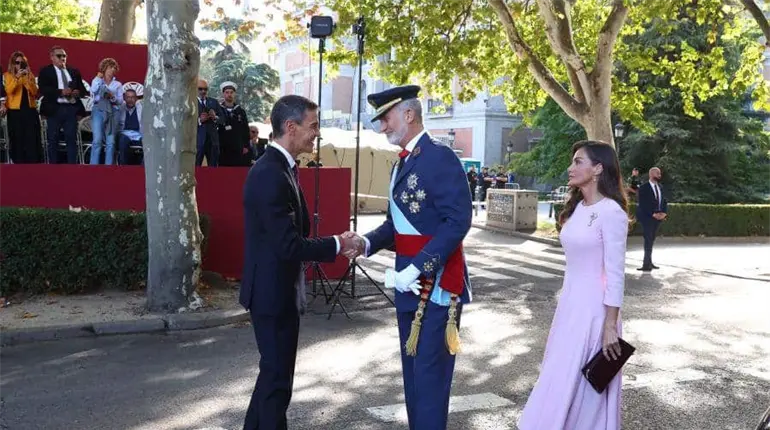 Presidente de Espa&ntilde;a recibe insultos a su llegada al desfile militar del 12 de octubre en Madrid