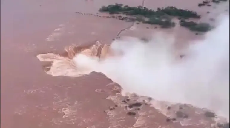 Cierran cataratas del Iguaz&uacute; por alerta de crecidas en Argentina