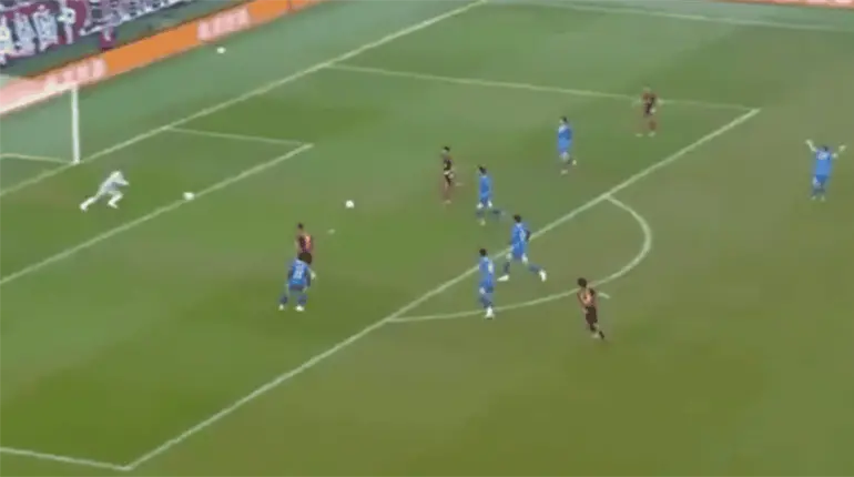 Equipo en China anota gol con dos balones al mismo tiempo