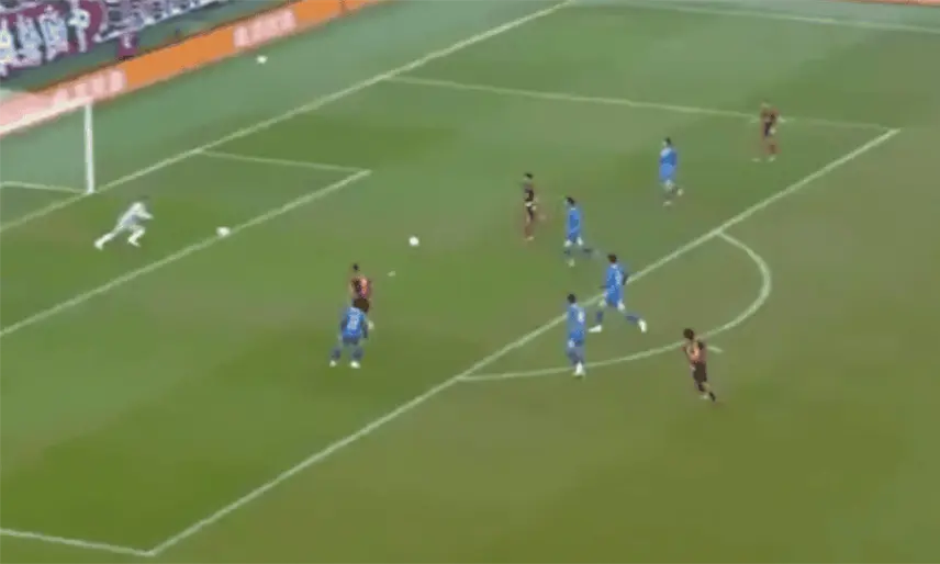Equipo en China anota gol con dos balones al mismo tiempo