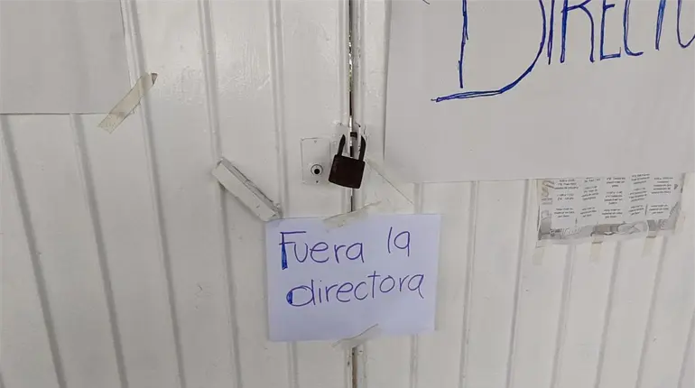 Cierran primaria en Parrilla II para pedir atenci&oacute;n de edificio en mal estado y salida de la directora