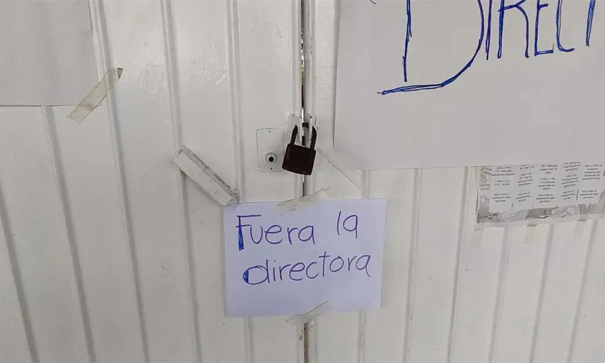 Cierran primaria en Parrilla II para pedir atención de edificio en mal estado y salida de la directora
