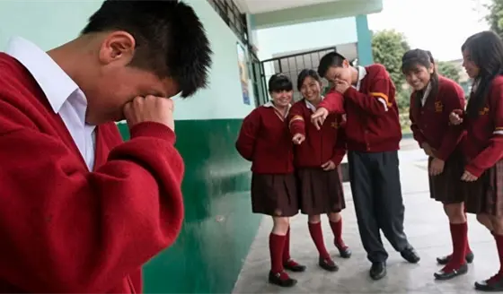 Tras casos de violencia, gobierno peruano proh&iacute;be celulares, maquillaje y cabello largo en escuelas p&uacute;blicas
