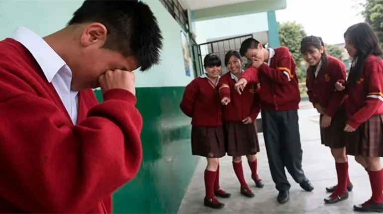 Tras casos de violencia, gobierno peruano proh&iacute;be celulares, maquillaje y cabello largo en escuelas p&uacute;blicas
