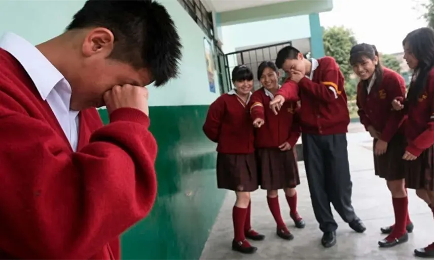 Tras casos de violencia, gobierno peruano prohíbe celulares, maquillaje y cabello largo en escuelas públicas
