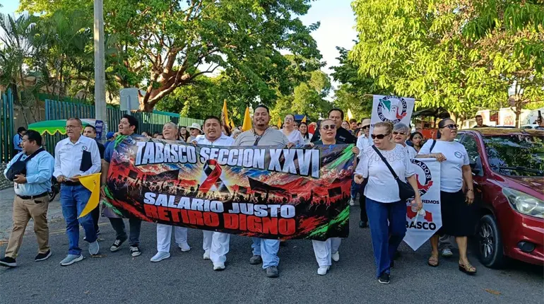 Marchan en Tabasco trabajadores del IMSS contra incremento salarial y exigir mejores condiciones laborales