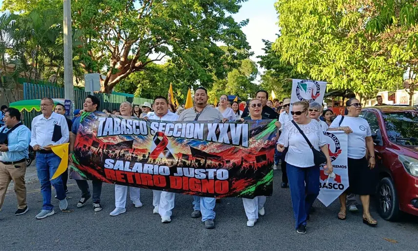 Marchan en Tabasco trabajadores del IMSS contra incremento salarial y exigir mejores condiciones laborales