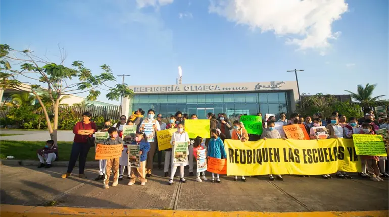 Padres exigen informaci&oacute;n sobre reubicaci&oacute;n de escuelas colindantes a la Refiner&iacute;a "Olmeca"