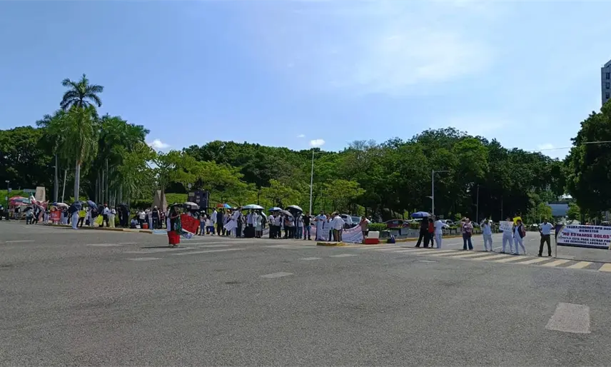 Bloquean Ruiz Cortines y Paseo Tabasco integrantes del Sindicato Mexicano de Salud
