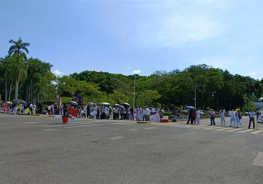 Bloquean Ruiz Cortines y Paseo Tabasco integrantes del Sindicato Mexicano de Salud Bloquean Ruiz Cortines y Paseo Tabasco integrantes del Sindicato Mexicano de Salud
