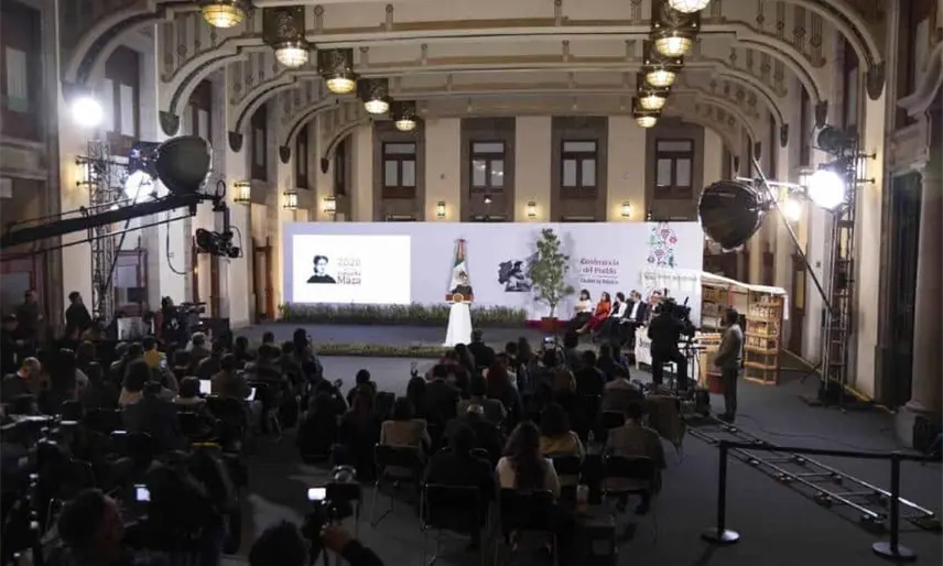 Manda Sheinbaum abrazo solidario al papa León XIV tras operación