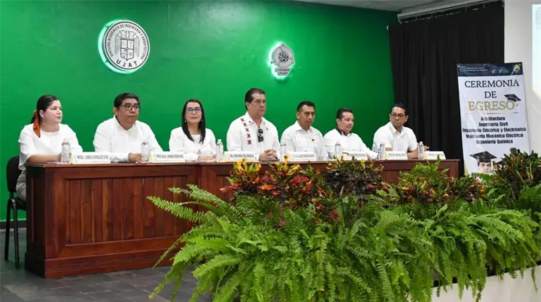 Llama rector de la UJAT a egresados de Ingenier&iacute;a y Arquitectura a impulsar energ&iacute;as limpias y desarrollo industrial