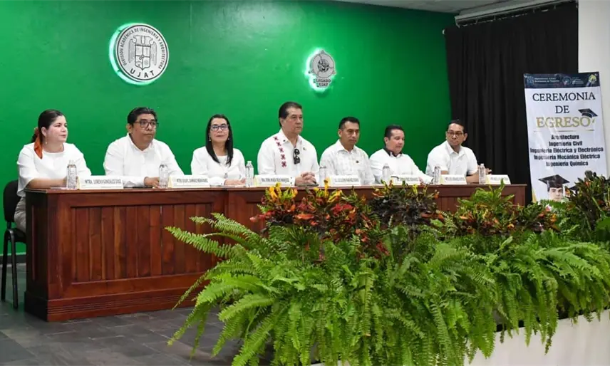 Llama rector de la UJAT a egresados de Ingeniería y Arquitectura a impulsar energías limpias y desarrollo industrial