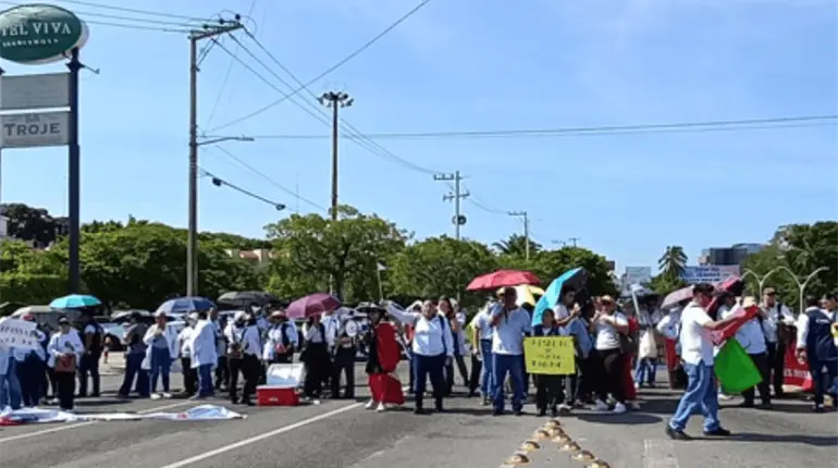 Colapsan Paseo Tabasco y Ruiz Cortines trabajadores del IMSS-Bienestar; exigen mejoras laborales