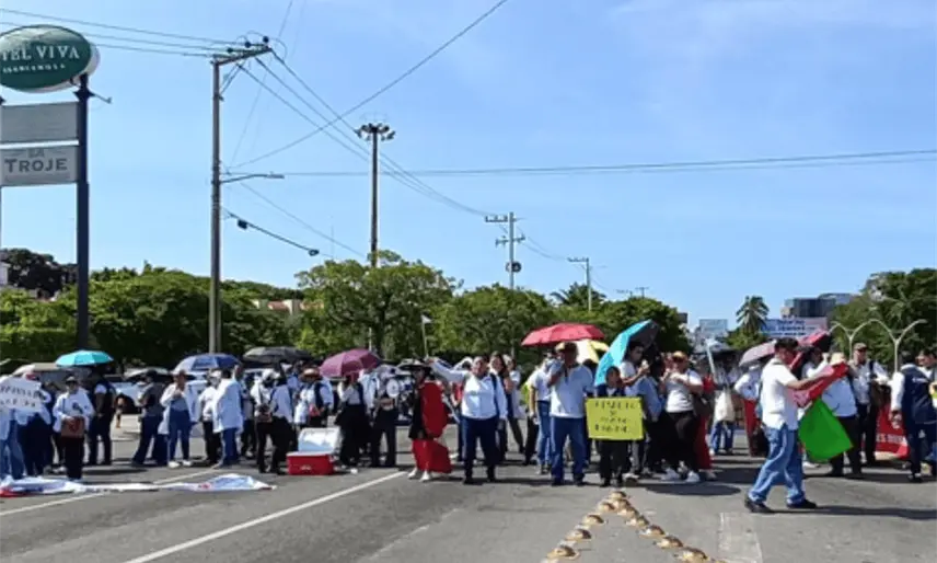 Colapsan Paseo Tabasco y Ruiz Cortines trabajadores del IMSS-Bienestar; exigen mejoras laborales