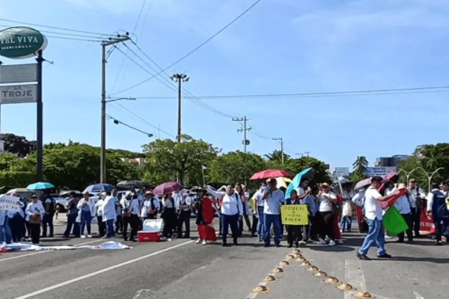 Colapsan Paseo Tabasco y Ruiz Cortines trabajadores del IMSS-Bienestar Colapsan Paseo Tabasco y Ruiz Cortines trabajadores del IMSS-Bienestar