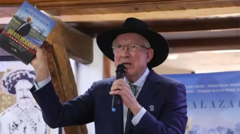 Ken Salazar reaparece en CDMX para presentar su libro "Borderlands"