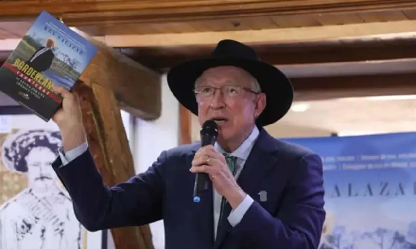 Ken Salazar reaparece en CDMX para presentar su libro "Borderlands"