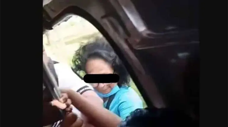 Investiga Semovi responsabilidad de transportista tras video de mujer viajando en estribo de una unidad
