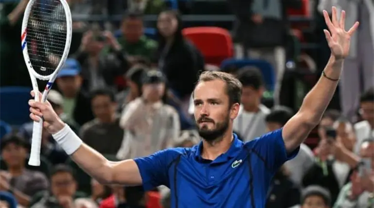 Medvedev elimina a Tsitsipas y avanza a cuartos del Masters de Shangh&aacute;i