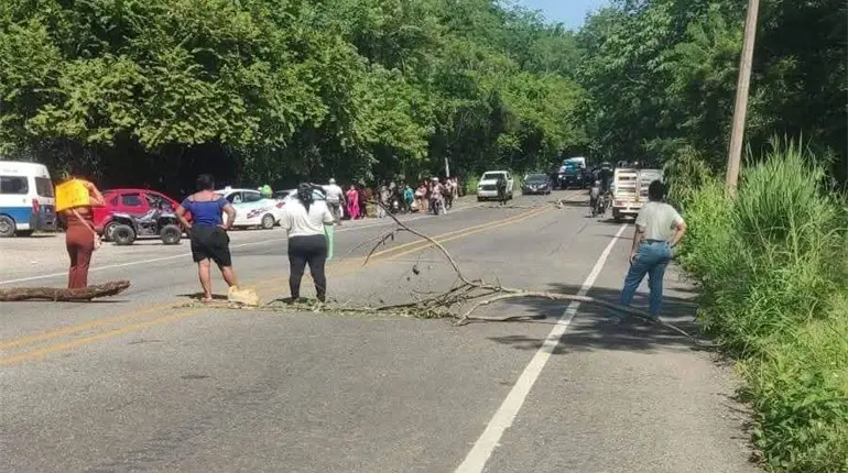 Con bloqueo en la v&iacute;a a Tacotalpa padres de familia de primaria en Teapa solicitaron maestra provisional
