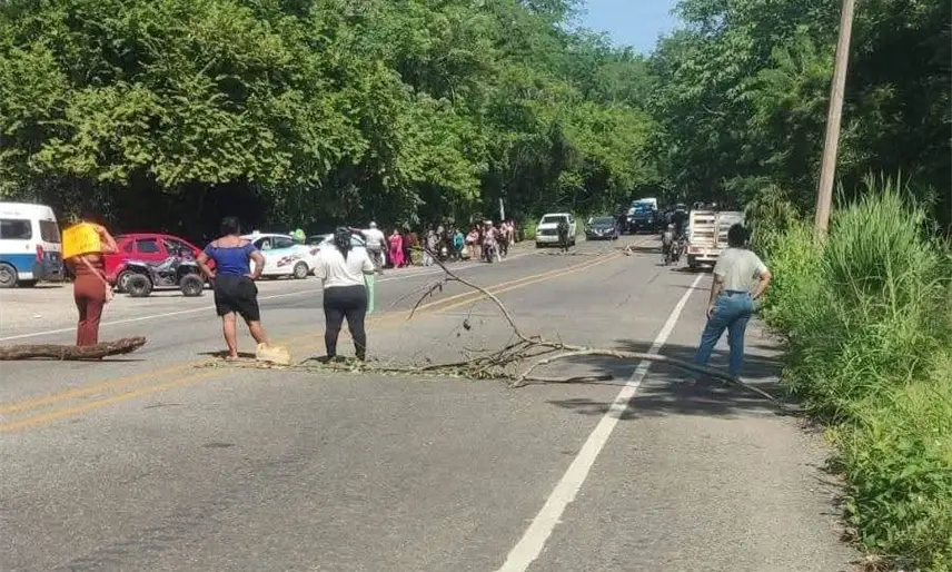 Con bloqueo en la vía a Tacotalpa padres de familia de primaria en Teapa solicitaron maestra provisional