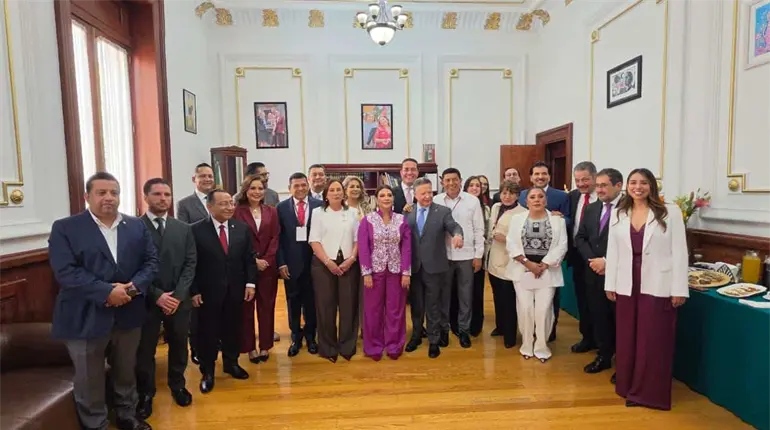 Asiste Javier May a la CDMX para informe de Clara Brugada
