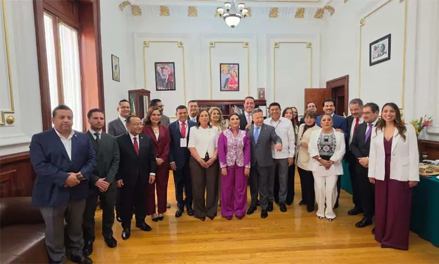 Asiste Javier May a la CDMX para informe de Clara Brugada