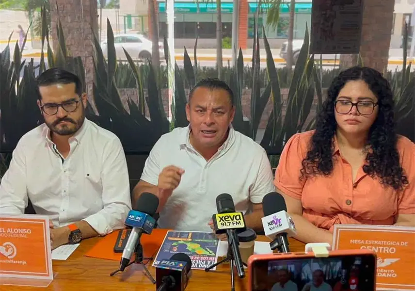 Erubiel Alonso le toma la protesta a Javier Vargas y pide instalar mesa de negociación en el CECyTE Erubiel Alonso le toma la protesta a Javier Vargas y pide instalar mesa de negociación en el CECyTE