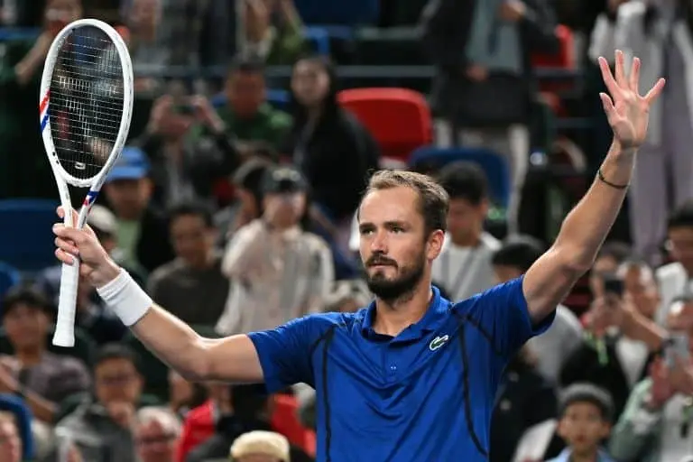 Daniil Medvedev elimin&oacute; a Tsitsipas y avanz&oacute; a cuartos del Masters de Shangh&aacute;i