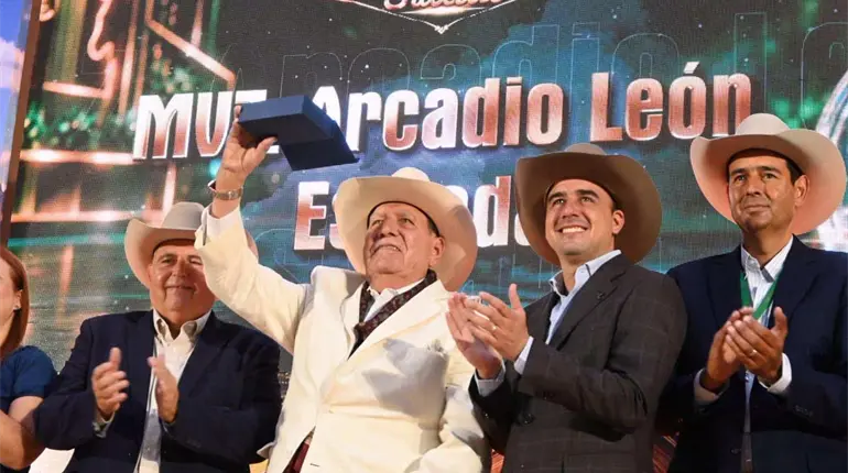 Reconocen durante la 90&ordf; Convenci&oacute;n Nacional Ganadera en Coahuila al tabasque&ntilde;o Arcadio Le&oacute;n por su labor en el sector