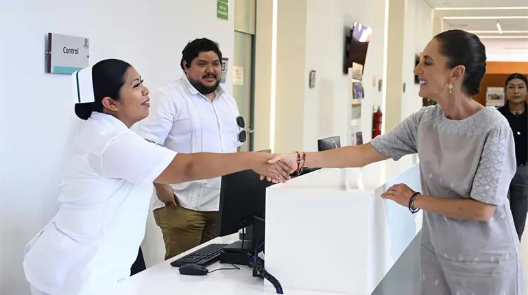 Antes de pensar en el cese de Zo&eacute; Robledo, lo primero es atender y solucionar las demandas en el IMSS, considera Sheinbaum
