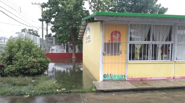Escuelas fueron advertidas del pron&oacute;stico de lluvias fuertes para que tomaran medidas de resguardo: Setab