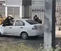 Hombre viaja sobre el cofre de un veh&iacute;culo tras pleito vial en la M&eacute;xico-Quer&eacute;taro