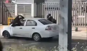 Hombre viaja sobre el cofre de un veh&iacute;culo tras pleito vial en la M&eacute;xico-Quer&eacute;taro